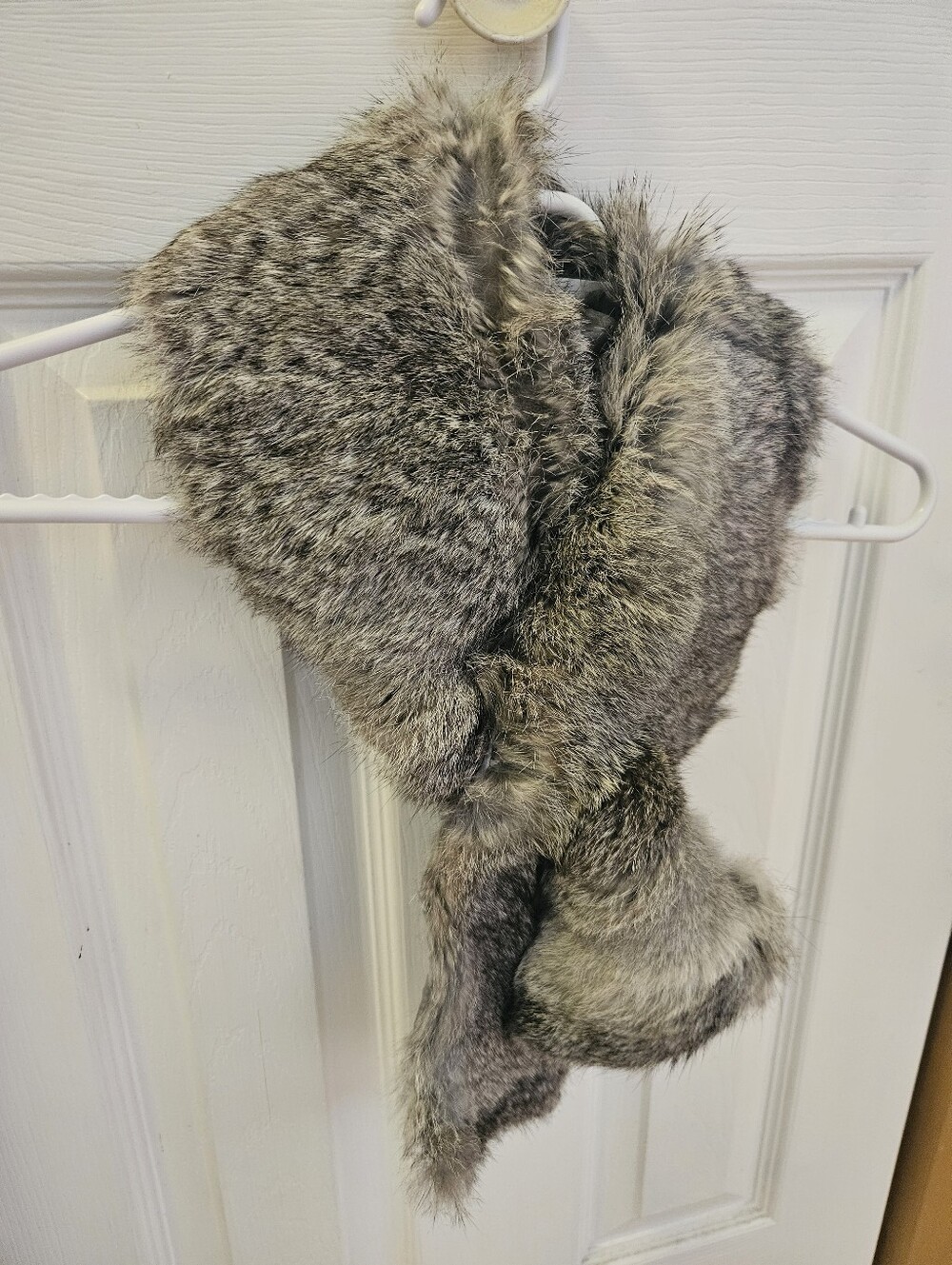 Exquisitely Soft Silver-Grey Real Fur Scarf Approx 38" Long x 5.5" Wide - Picture 6 of 16